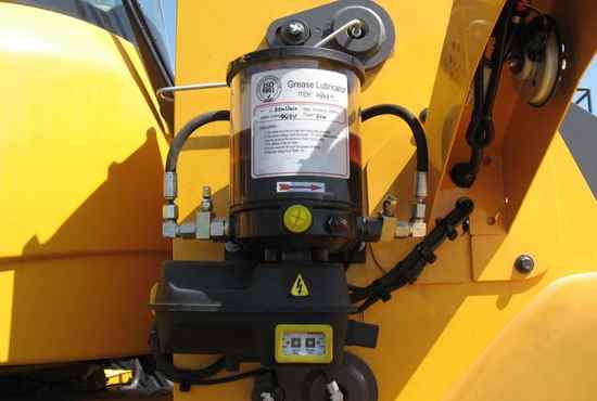 the-grease-pump-fix-on-the-excavator-machinery